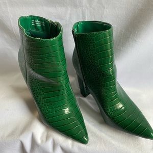 Short pointed toe boot; Snake skin texture; Shelo brand; Size 7; Green